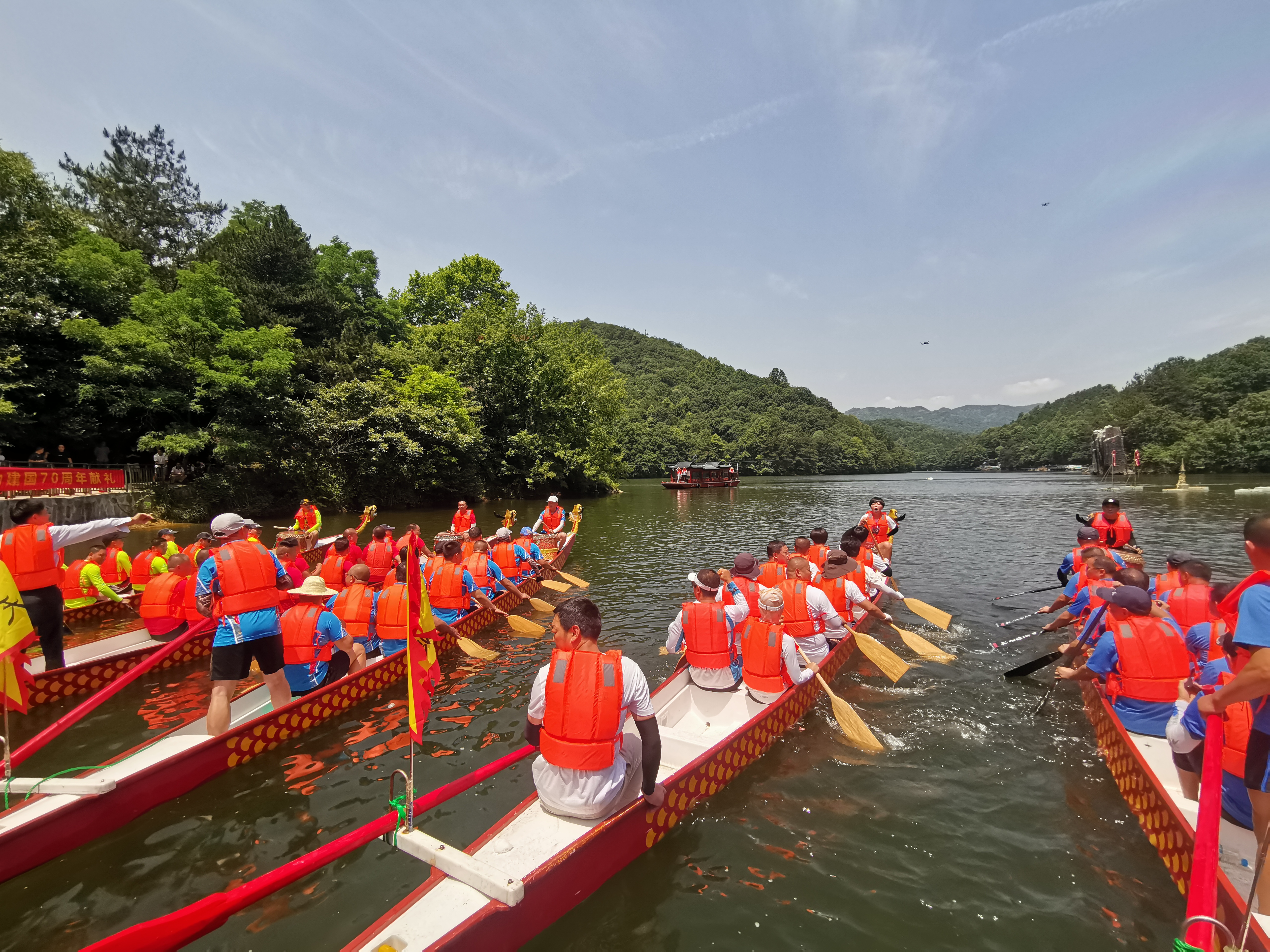 击鼓、挥桨、争渡……木兰天池龙舟赛火热开赛