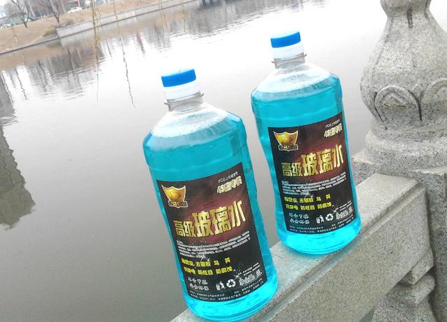 加玻璃水的注意事项，别一个劲地往里倒，用前先看看