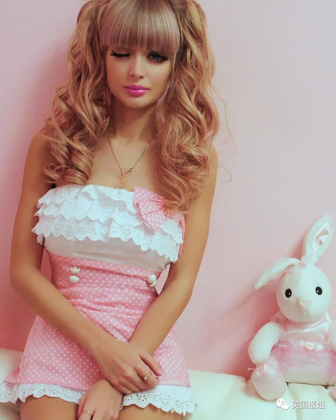 俄国美女从小被“圈养”！父母把她当活娃娃，丰胸细腰拍性感照