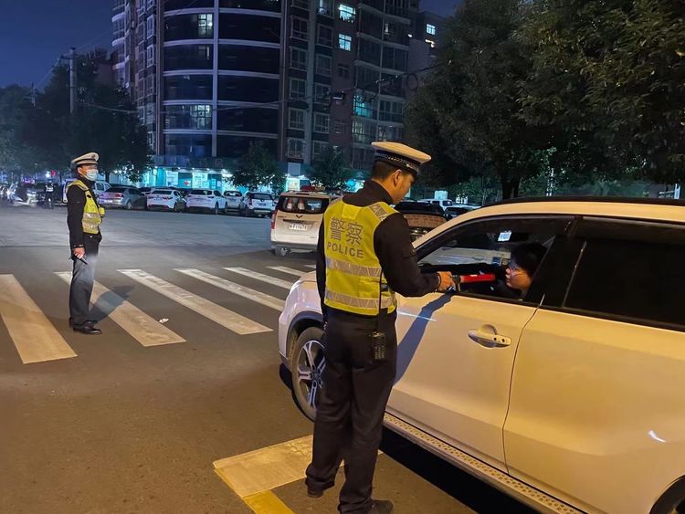 汉中交警一大队掀起秋冬季夜查整治高潮 守稳道路交通“安全线”