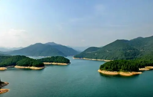 夏天的香山湖，水畔歌声袅袅入语，水光山色在目，诗情画意在心