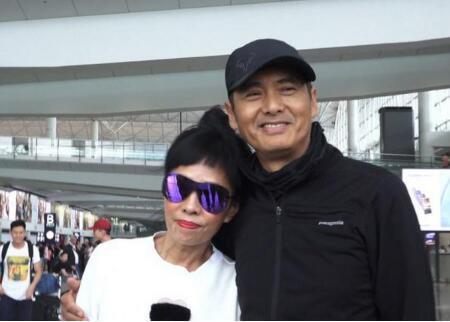 周润发晨跑被偶遇，身材超瘦两鬓斑白戴帽子遮，摘口罩与粉丝合照