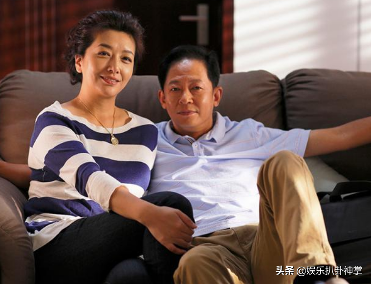 54岁江珊现任丈夫近照曝光，比前任靳东还帅，是我们熟悉的演员