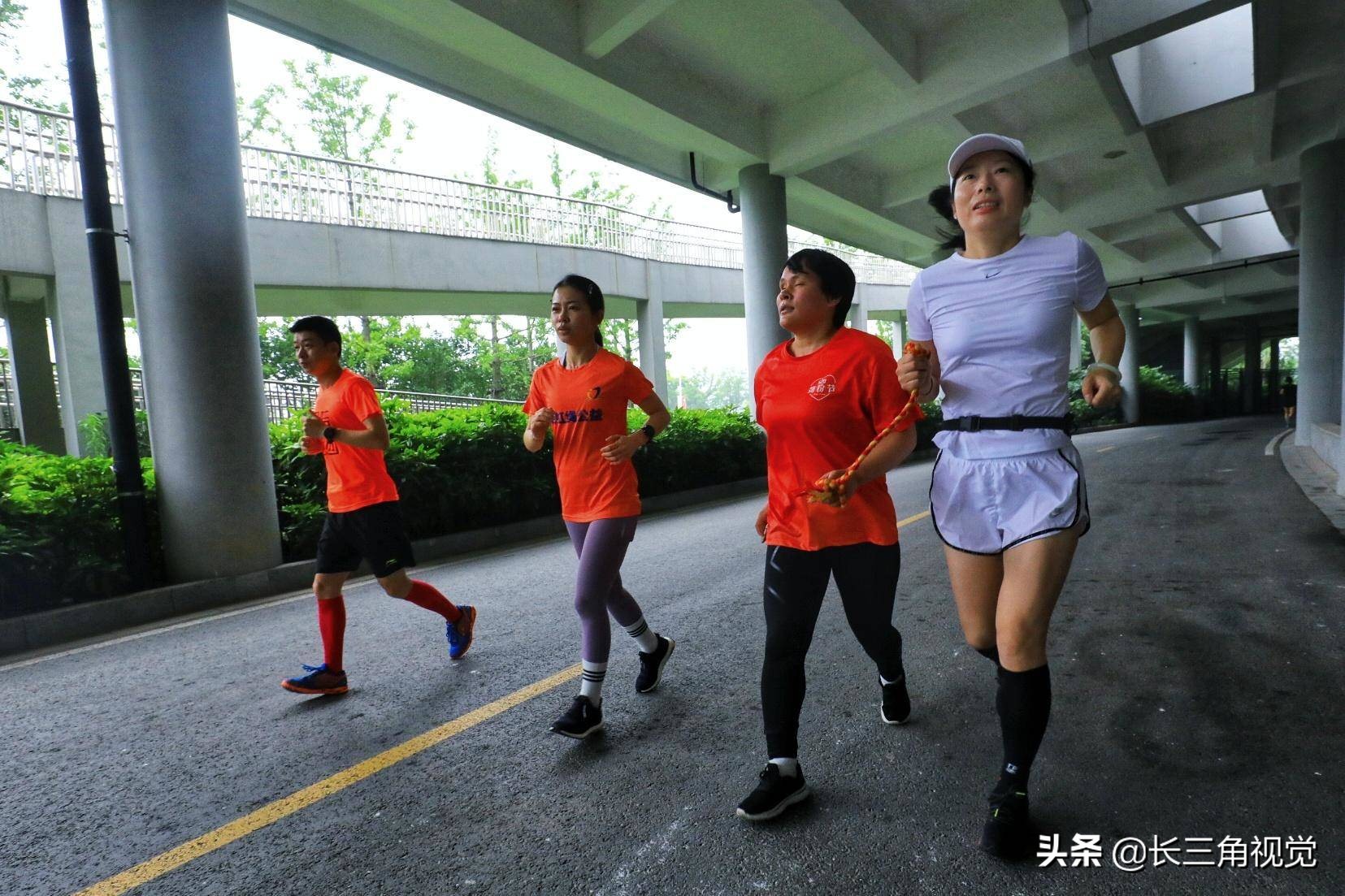 为爱奔跑！雨中，那一道七彩的虹……