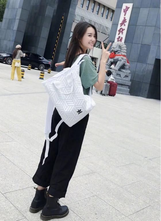 怪不得蒋依依读书时就有人追，看清她的校园穿搭后，换我我也追！