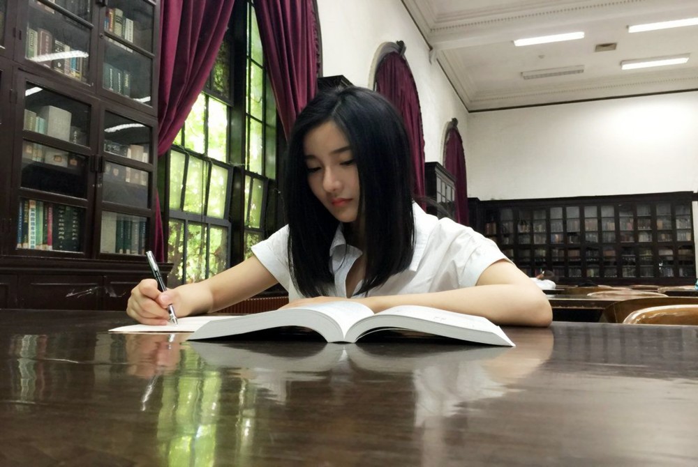 清华美女学霸彭菲茗,高考"双状元,颜值不输明星,身份引质疑