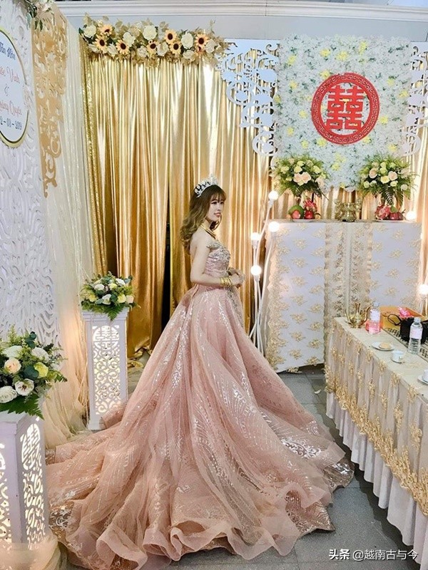越南新娘分享結婚穿金戴銀照片引起關註，網友稱你這樣讓人嫉妒 爸媽逼婚 第3張