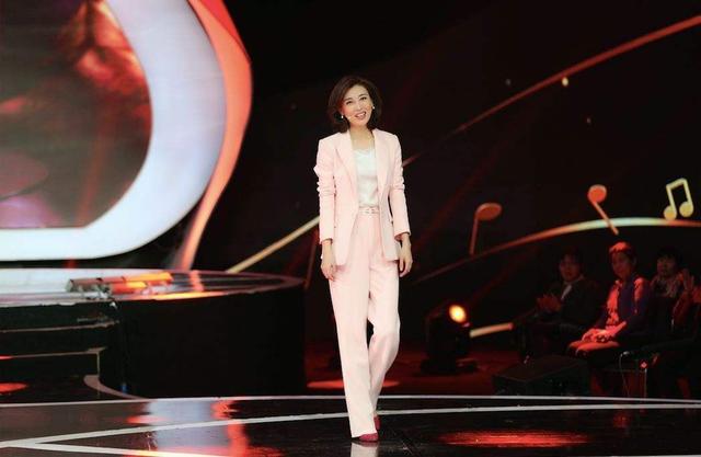 央视主持李红真美真时髦，西装搭丝巾端庄高贵，气质美过周涛董卿