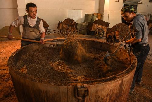 还是家庭手工酿酒,其流程都是差不多的,就算是现代工业下的机器酿造