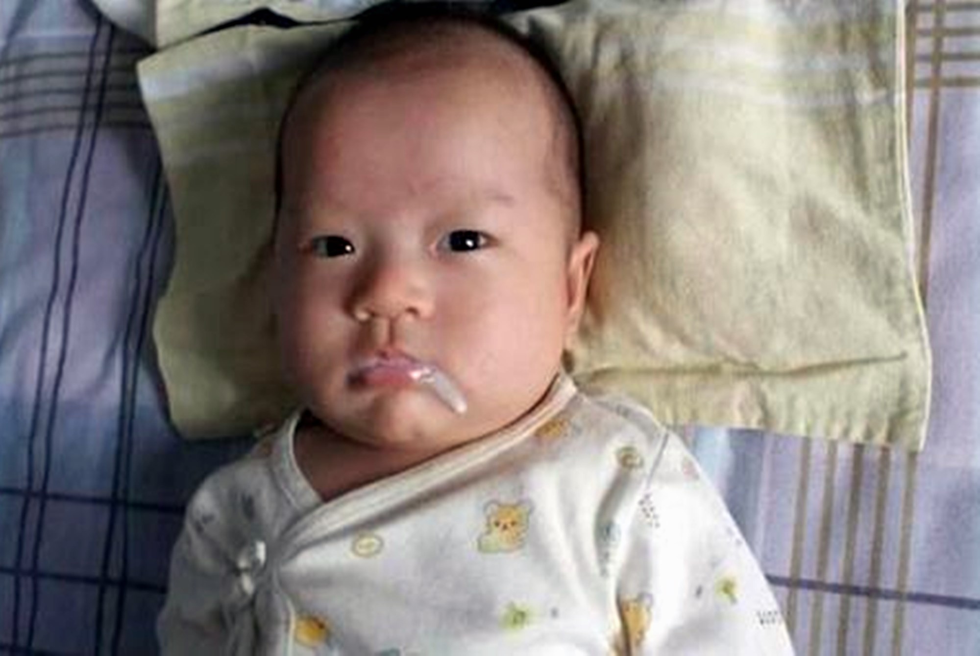 婴儿吐完奶还能吃吗（吐奶和呛奶的应对方法）-幼儿百科-魔术铺