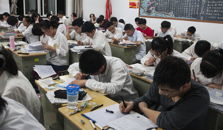 杨幂高考北影第一，却被大伯说笨蛋，家中1人读哈佛3人上清华