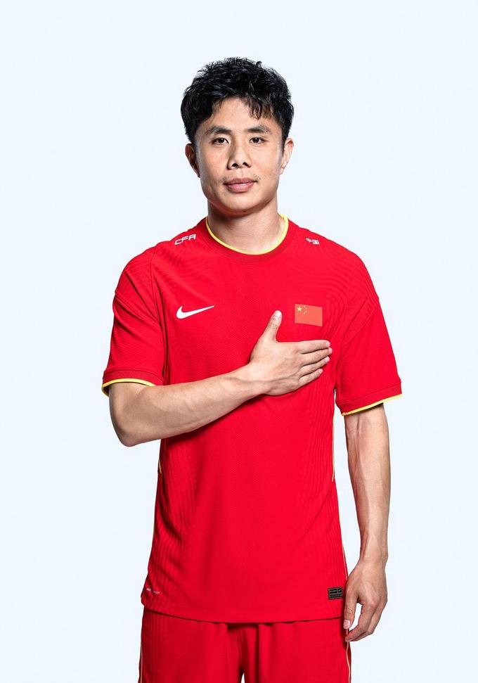 中国男足新款球衣出炉,23名国脚整装待发