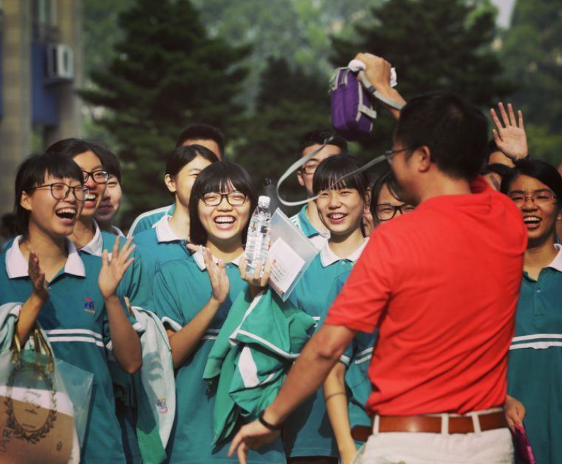 2010年，李泰伯考703分夺北京理科状元，却被美国11所名校拒收