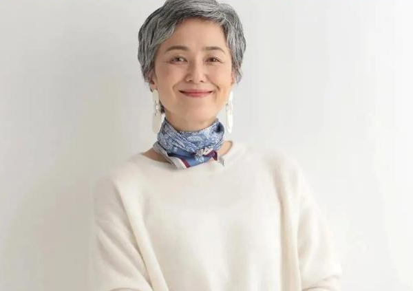 短发烫发图片小卷洋气(老年人白发多不想染发) - 赤虎壹号