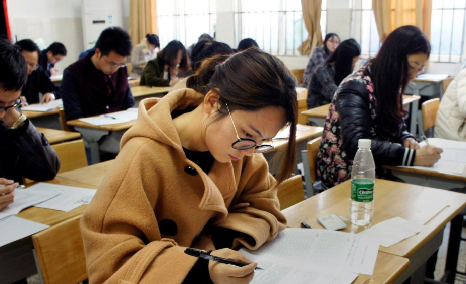 公务员待遇有调整，绩效奖金将有所下调，各个地区有所差异