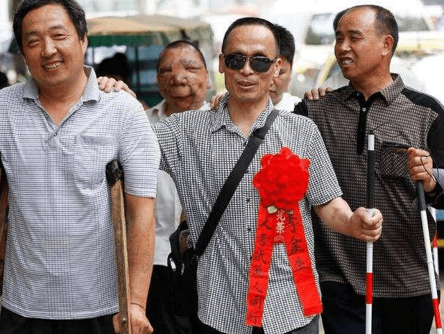 如今盲人也能参加高考了！可看到盲人试卷后，网友却不知所措了