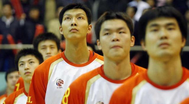 朱芳雨为什么拒绝nba合同(朱芳雨是中国男篮历史第1小前，为何2次拒绝NBA？其实原因很简单)