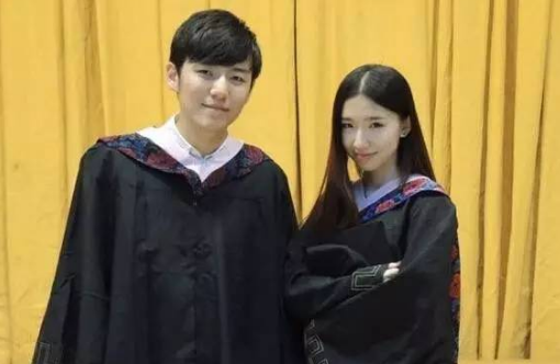 “待我长发及腰”受热捧的原因让人称赞，网友的神回复真绝了