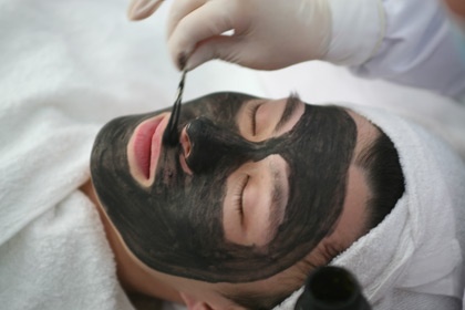 想要皮肤白，“娃娃”留下来，细说黑脸娃娃和白瓷娃娃