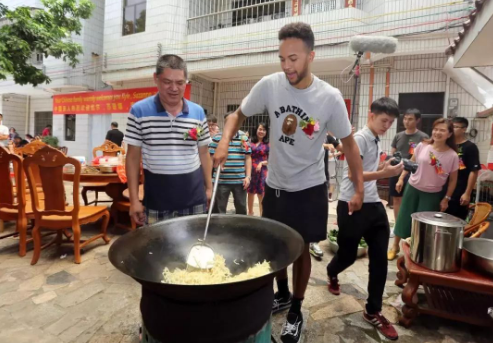 美国nba有哪些华人(现役唯一有中国血统的NBA球员，曾来深圳认亲，现已被录入家谱)