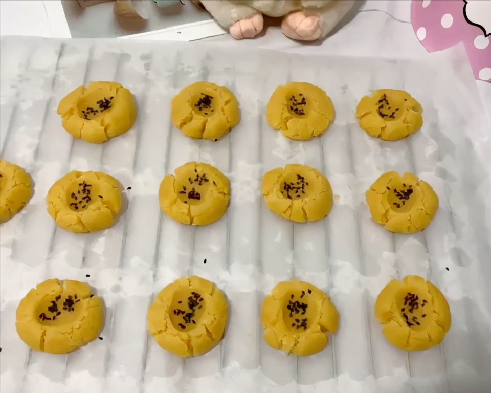 桃酥做过很多次，这个方子是最满意的，香、脆、酥、甜，酥到掉渣