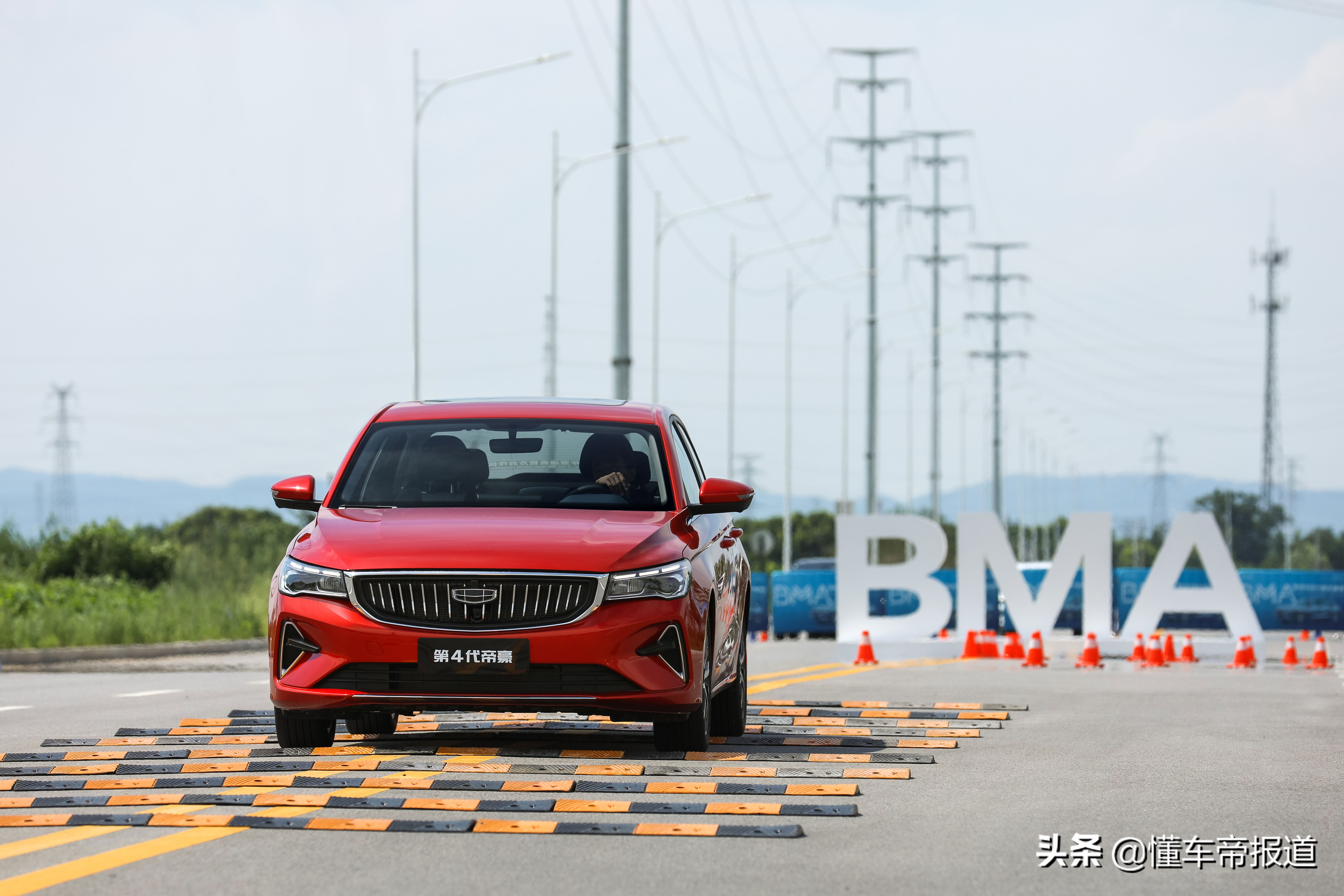 新车｜内饰有品质 底盘更舒适 场地试驾第4代吉利帝豪