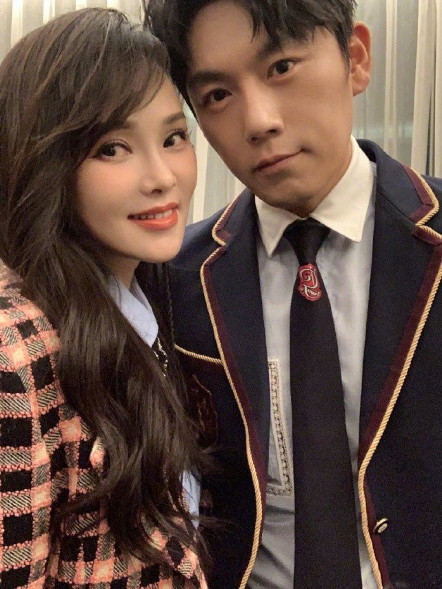 秦昊夫妇一起工作，十指紧扣同行超恩爱，53岁伊能静打扮少女