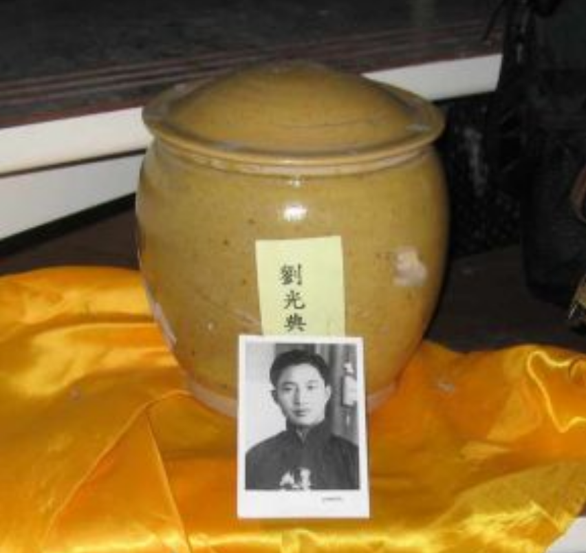 1988年，一位老地下党从台湾带回百人名单，揭开了一个38年的谜团