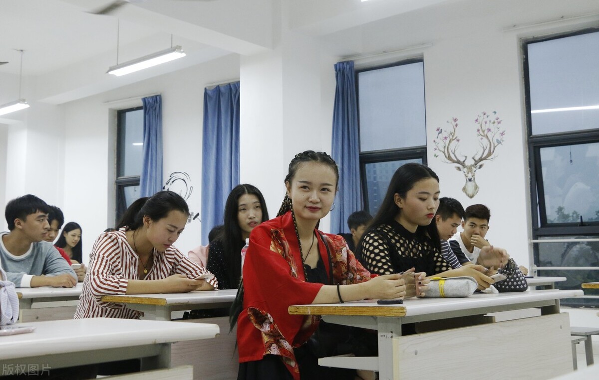 大学生想当大学辅导员，需要满足哪些条件，学历要求是否很高