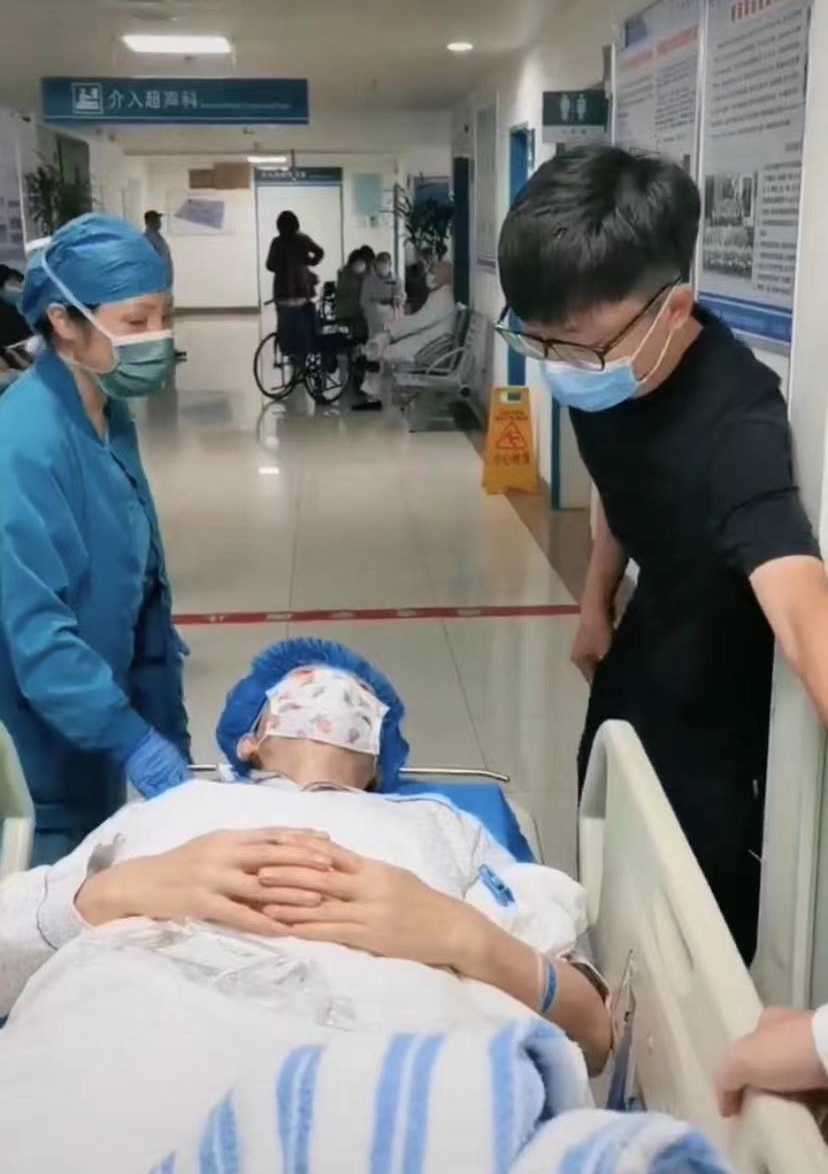 主持人李彬曝病情現狀！輾轉做檢查憔悴消瘦，和醫生度中秋仍樂觀