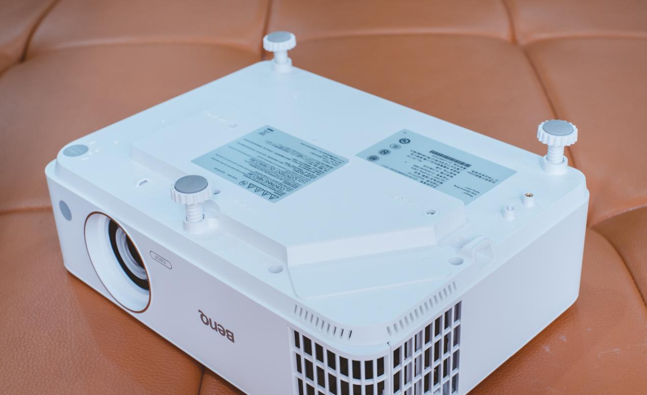 家里适合装投影机吗？你应该问该装哪款投影机