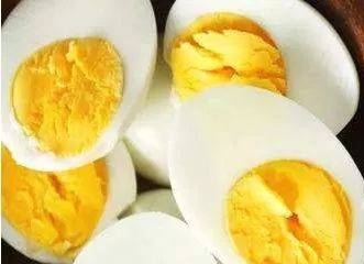 煮好鸡蛋的蛋黄怎么搭配(饵料加熟鸡蛋黄，上鱼快，上鱼多)