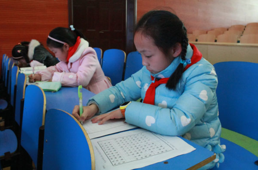 孩子因“太出彩”被同学孤立，该扮冷傲还是去讨好？家长要拎清