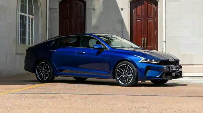 起亚K5为什么翻不了身？明明低一等还敢玩“三大件”内外有别