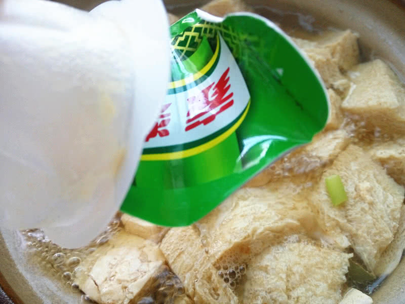 天冷就炖上一锅白菜炖冻豆腐，连菜带汤一大锅，越吃越暖和