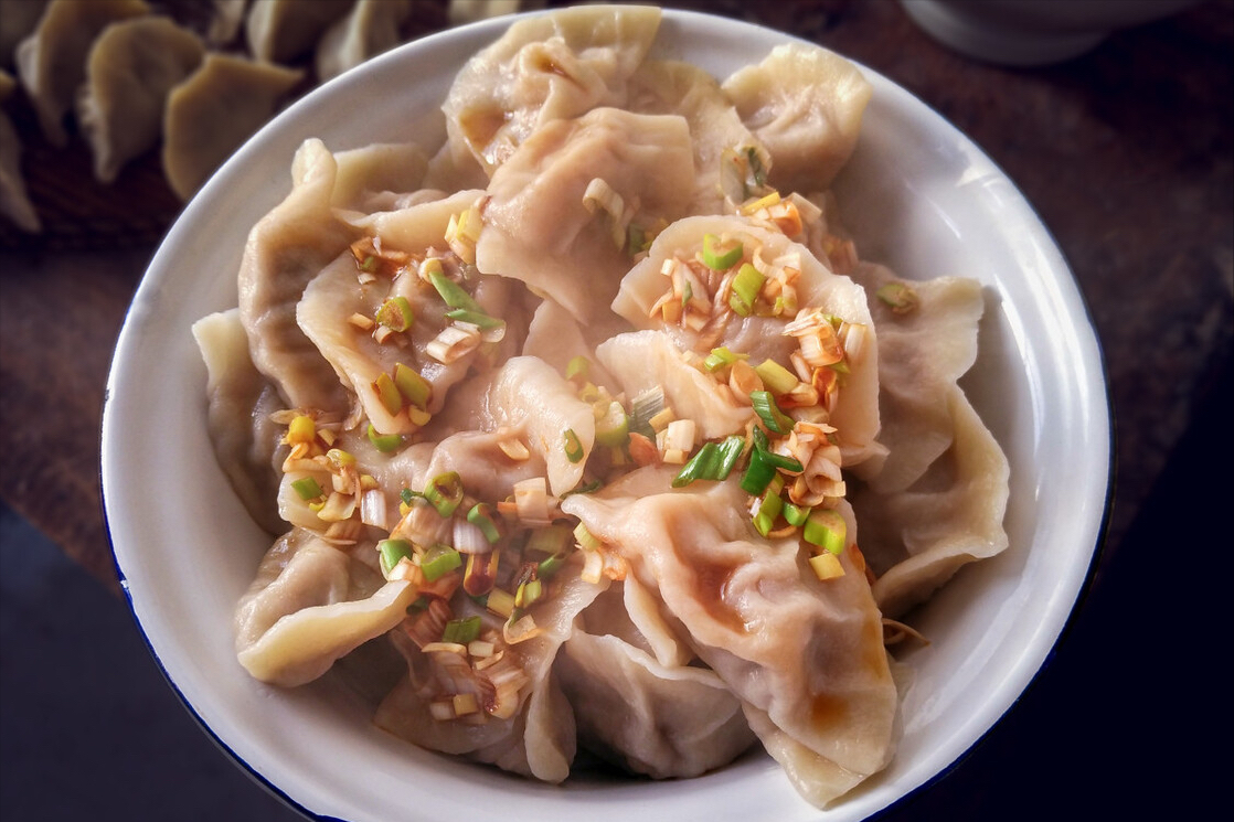煮饺子的正确方法：掌握火候与时间，轻松煮出美味不破皮