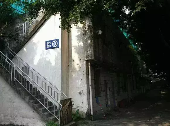 广东最坑爹vs最壕的大学宿舍！你们感受一下，这区别扎心了