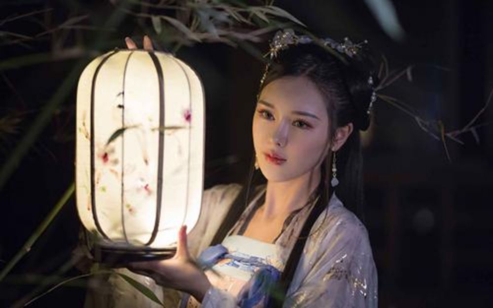 如何用诗词，优雅而又不失礼貌地形容一位女子十分漂亮呢？