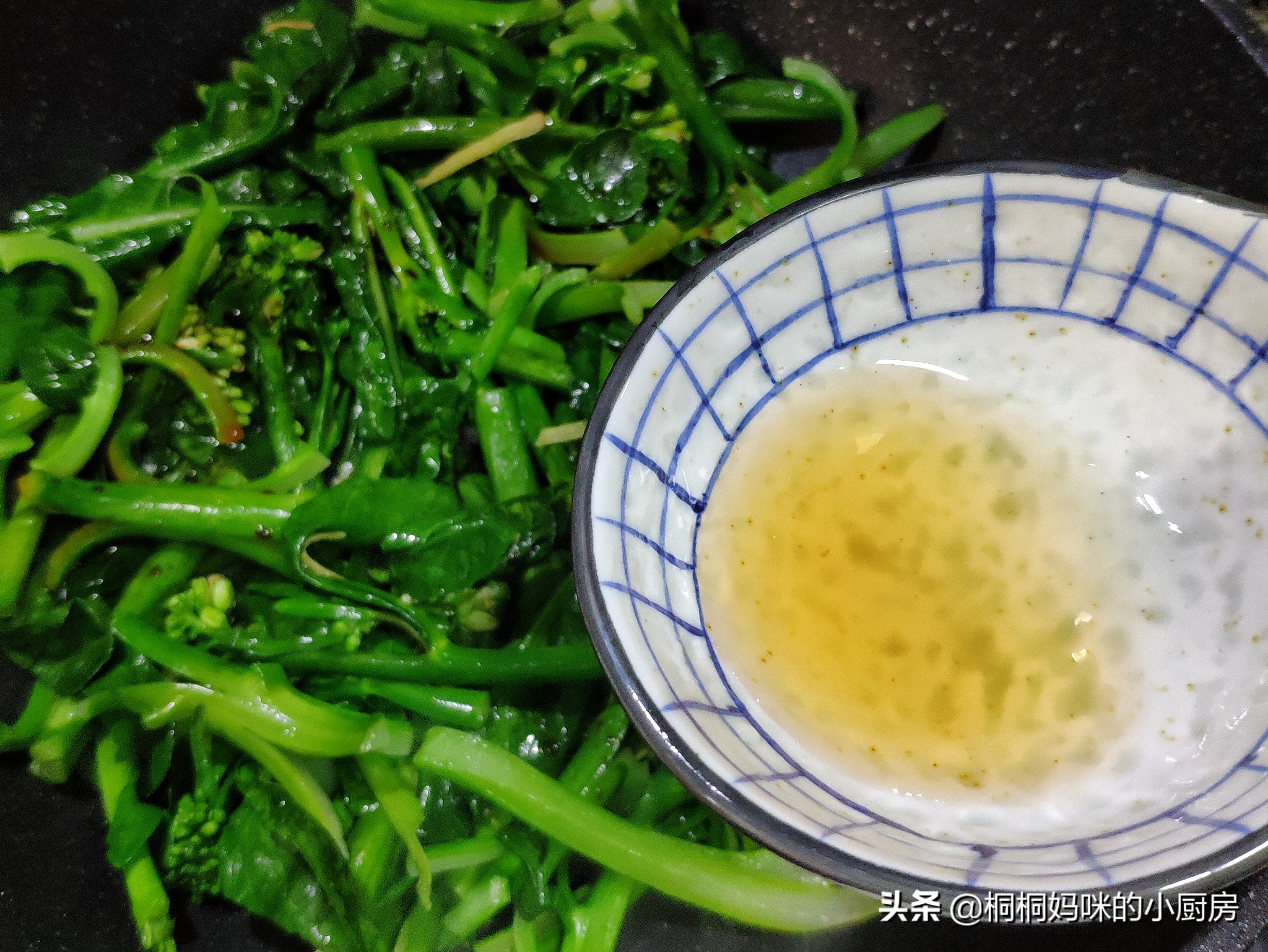 炒芥兰别再焯水了，这样炒苦味全无，口感清脆味道鲜，孩子特爱吃