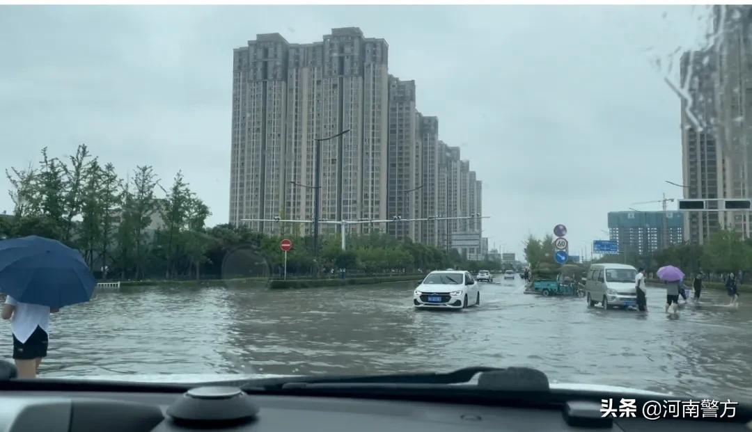 暴雨中的河南公安力量丨用忠诚筑起湛蓝堤坝——致敬奋战在抗洪救灾一线的勇士们