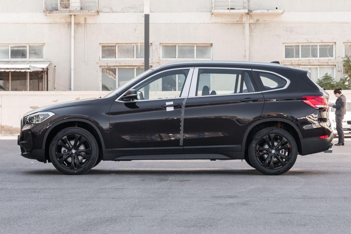 宝马也加入“价格战”，跌至亲民价，同级空间最大，带你看宝马X1