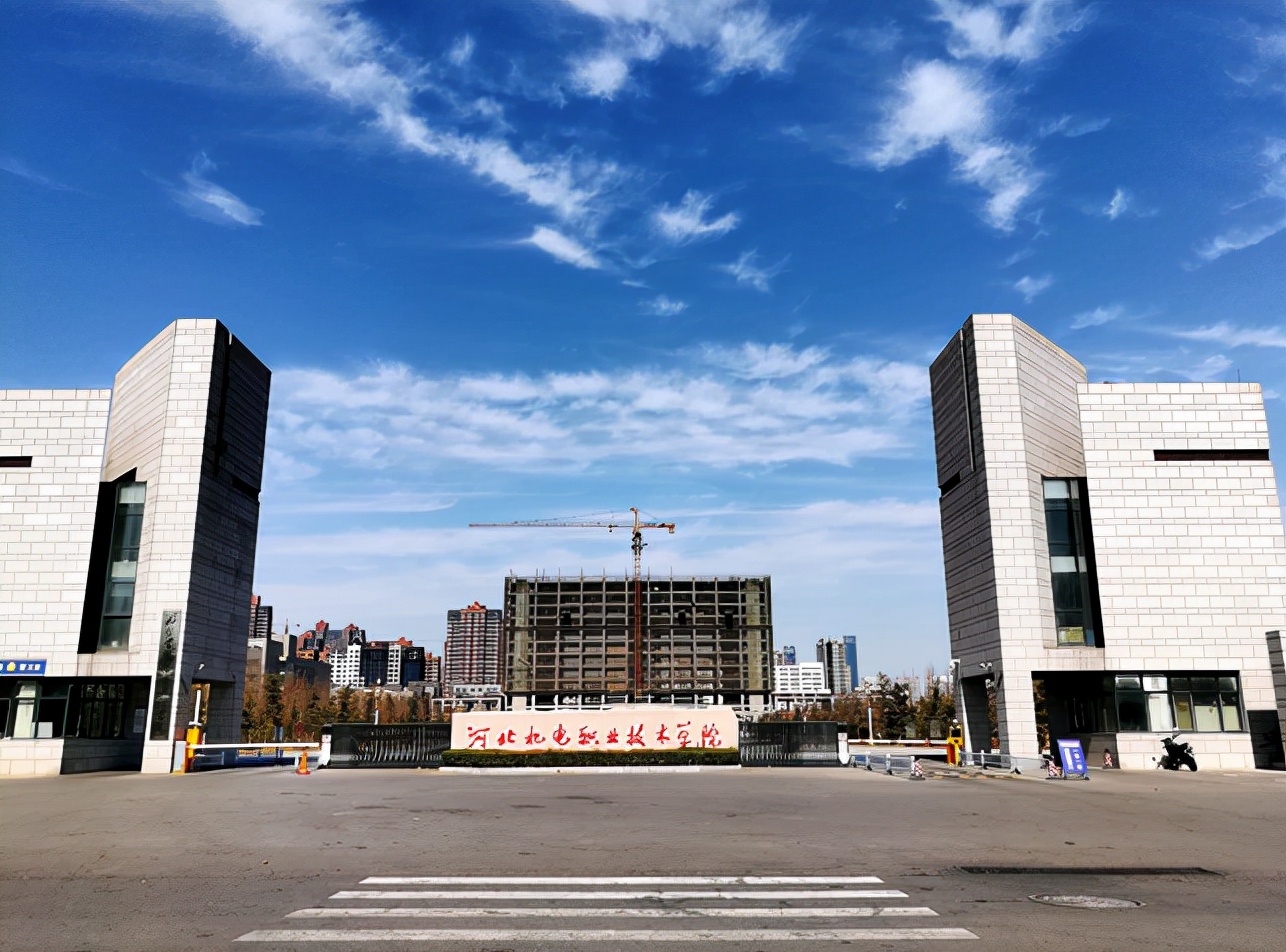 河北一高校迎接新生辣眼睛，师兄姐们忍不住吐槽：一点都不得体