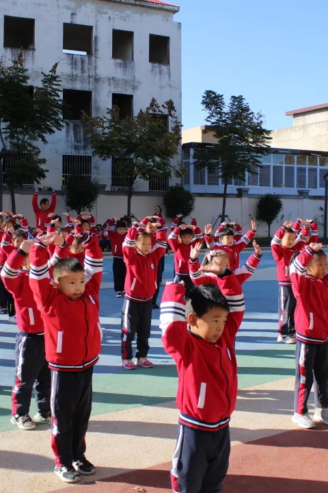 南阳市第二完全学校幼儿园萌娃出击 快乐运动
