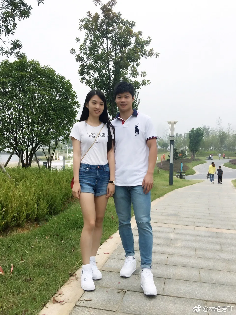 苏炳添百米封神后，“添嫂”曝光，从校服到婚纱的爱情太甜了