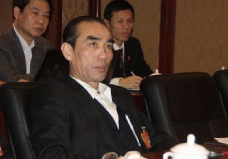 农村穷小子，靠卖零食身价87亿，成福建首富，儿子却意外身亡
