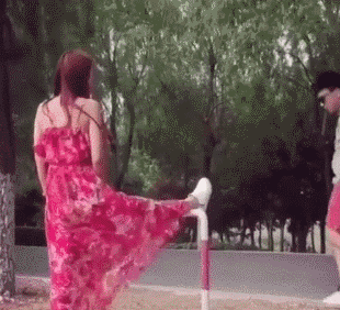 搞笑gif图:小伙子,你这样吃面,容易挨揍