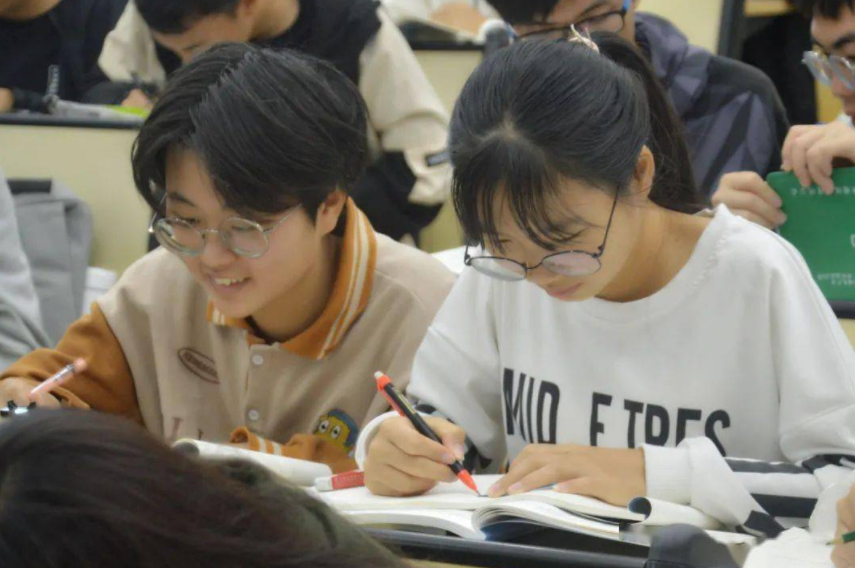 未来十年女生很吃香的专业，收入高且发展好，家有女儿可留意