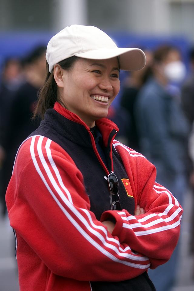 所以当机立断向刘爱玲,孙雯,温丽蓉等中国女足球员递出橄榄枝