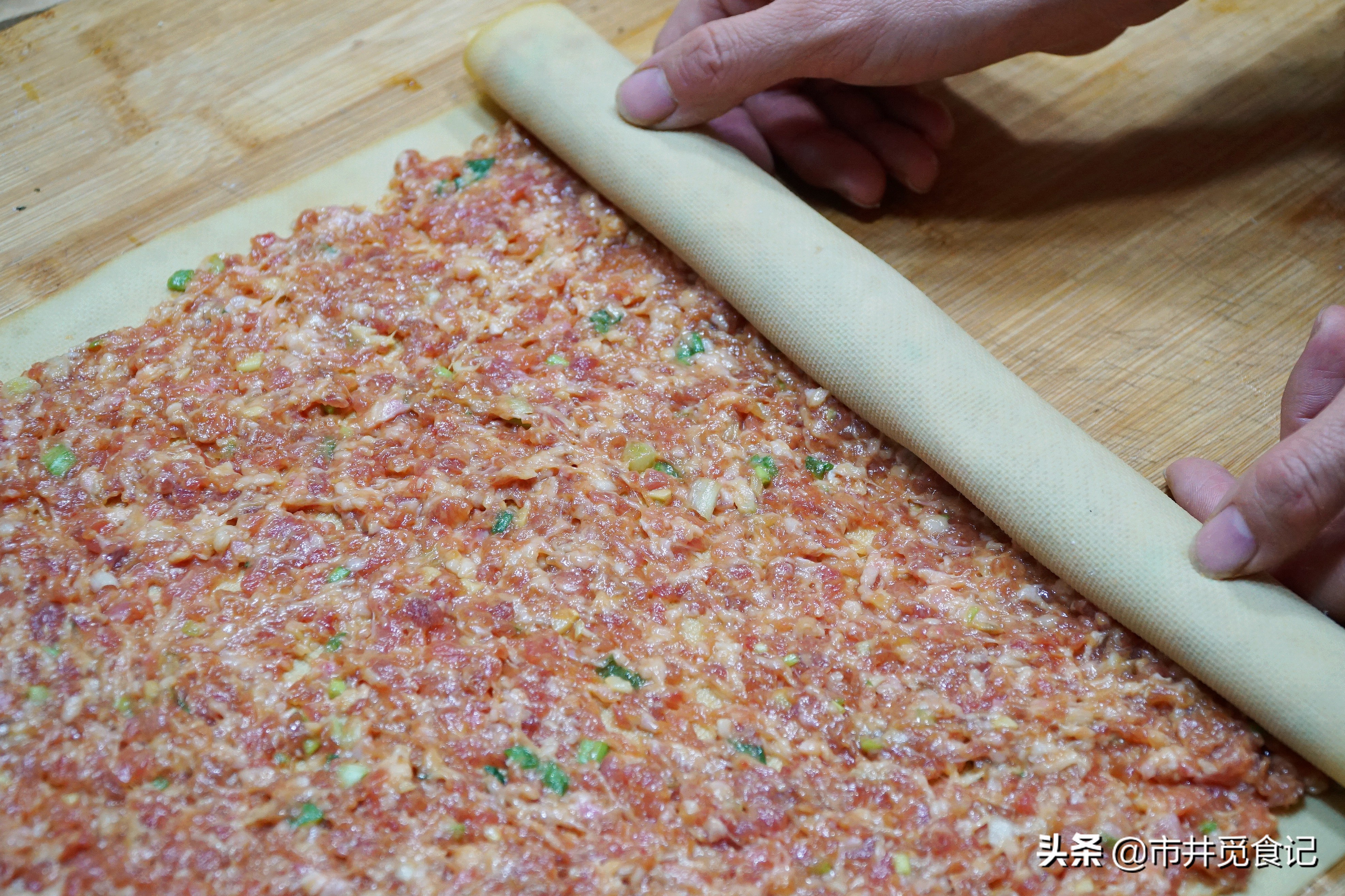 半碗肉馅，一张豆皮，简单3步自制香肠，鲜香可口，孩子特别爱吃