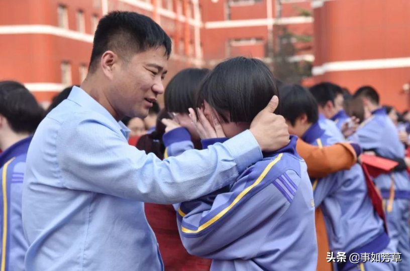 新生儿“神级”眼睛火了，打败李荣浩，宝妈：必须给娃做手术